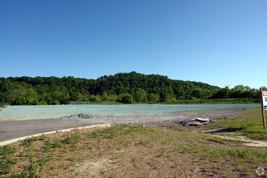 2626 E Stone Dr, Kingsport, TN for sale - Building Photo - Image 1 of 3