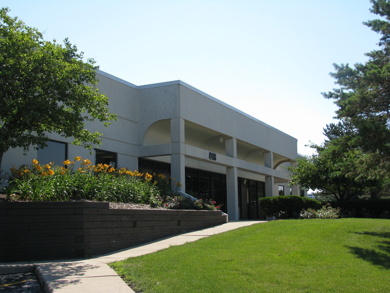 818-890 Oak Creek Dr, Lombard, IL for lease - Building Photo - Image 2 of 9