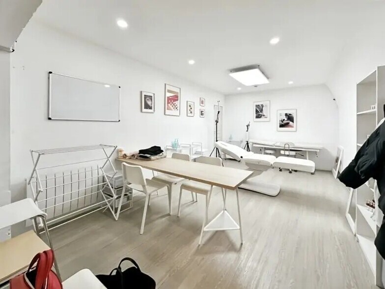 Retail in Paris for lease - Building Photo - Image 3 of 7