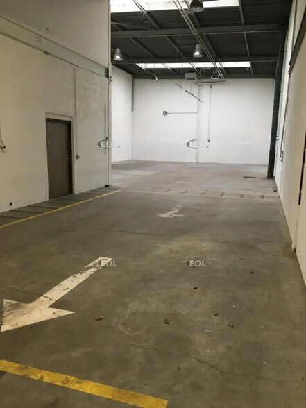 Flex in Aubervilliers for lease - Interior Photo - Image 2 of 6