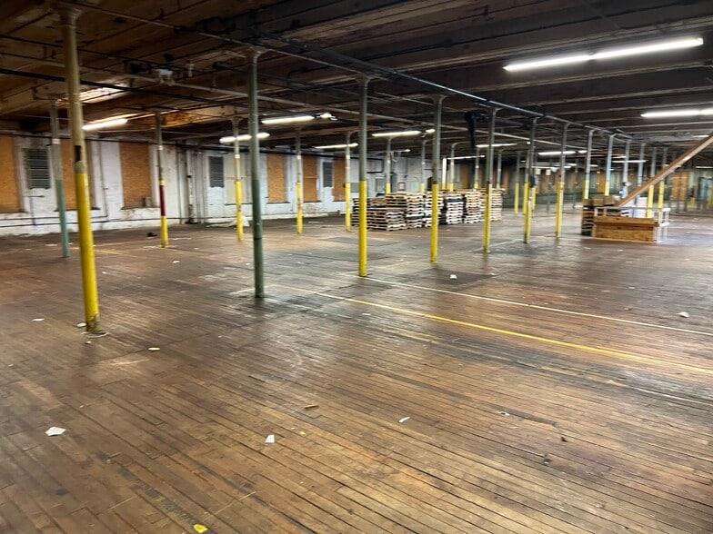 17 Mill Pl, New York Mills, NY for lease - Interior Photo - Image 2 of 13