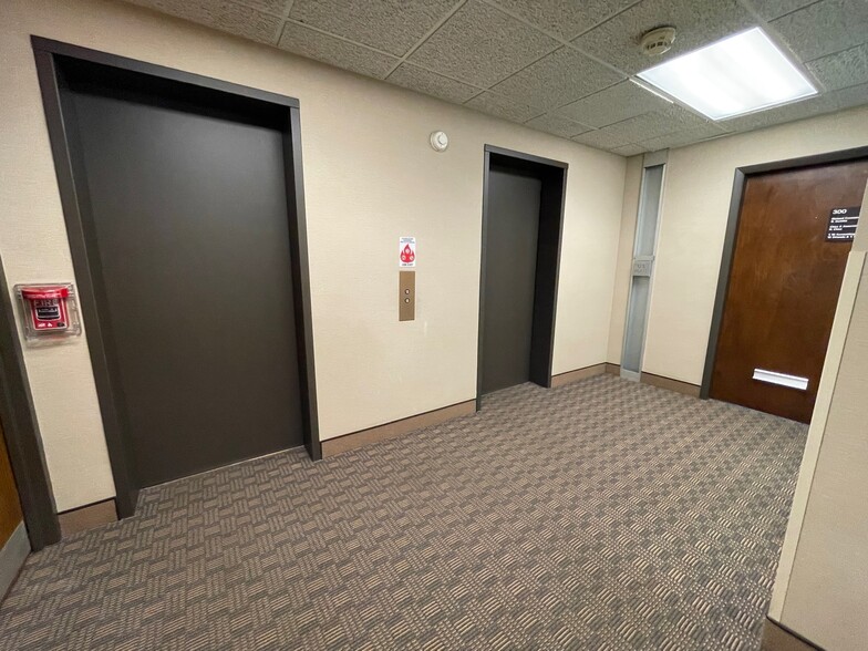 4433 W Touhy Ave, Lincolnwood, IL for lease - Interior Photo - Image 2 of 12