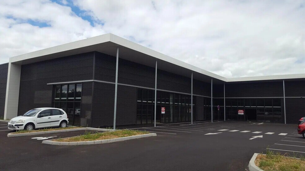 Retail in BIAS for lease - Building Photo - Image 1 of 2