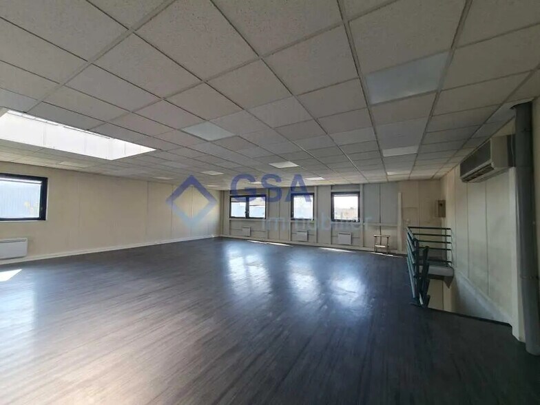 Flex in Bondoufle for lease - Interior Photo - Image 3 of 5