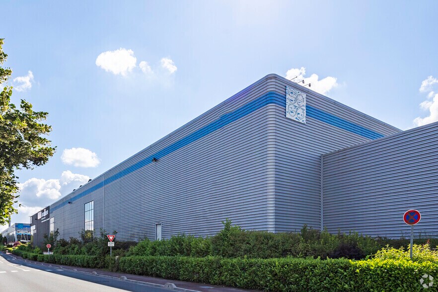 Flex in Taverny for lease - Building Photo - Image 2 of 2