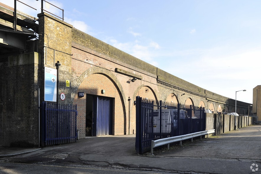 Blucher Rd, London for lease - Primary Photo - Image 1 of 4