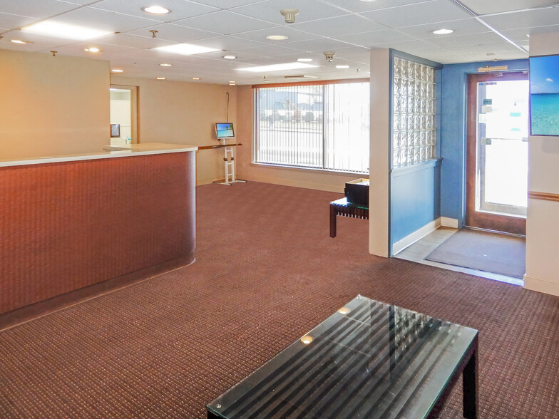 1170 Surrey Rd, Philadelphia, PA for lease - Lobby - Image 3 of 11