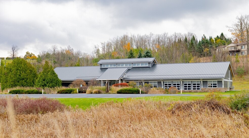 2940 Parkview Dr, Petoskey, MI for sale - Primary Photo - Image 1 of 8