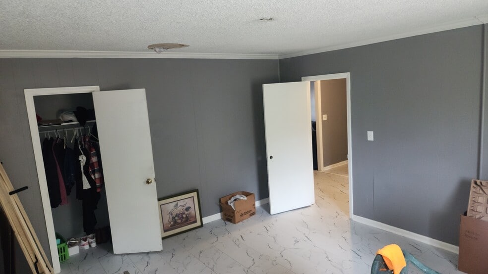 Six Apartments in Albany GA portfolio of 3 properties for sale on LoopNet.com - Building Photo - Image 3 of 8