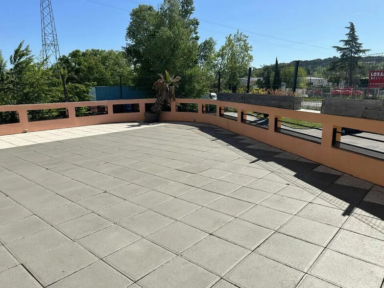 Retail in Aix-en-Provence for lease - Building Photo - Image 1 of 5