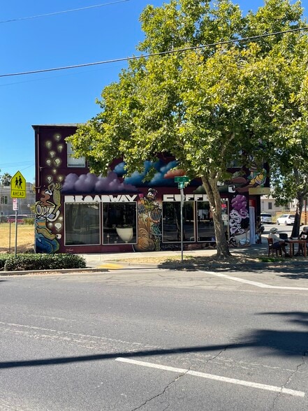 3200 Broadway portfolio of 3 properties for sale on LoopNet.com - Building Photo - Image 2 of 12