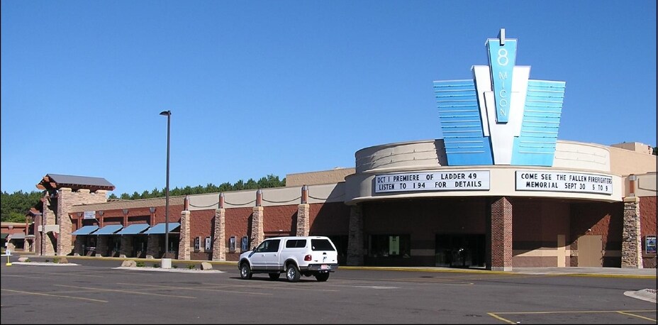 475 Chippewa Mall Dr, Chippewa Falls, WI for lease - Primary Photo - Image 1 of 13
