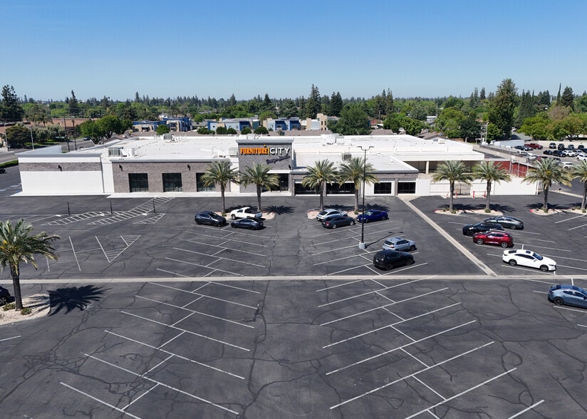 5445 N Blackstone Ave, Fresno, CA for lease - Building Photo - Image 1 of 1