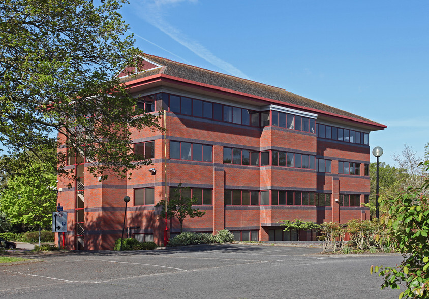 Reading Rd N, Fleet for lease - Building Photo - Image 1 of 1