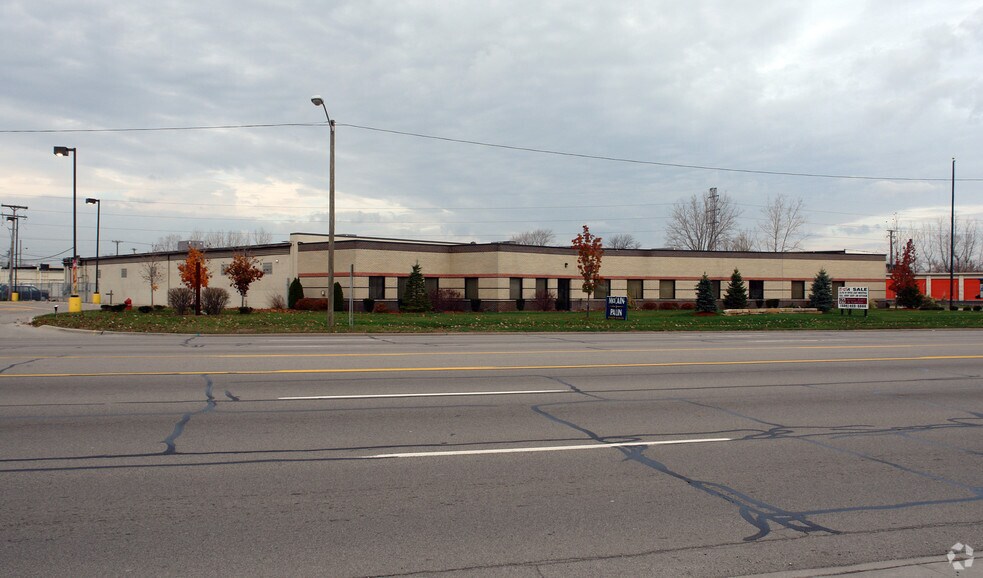 31485 Groesbeck Hwy, Fraser, MI for sale - Primary Photo - Image 1 of 1