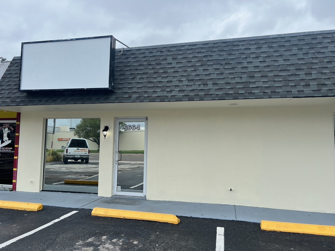 5624 Swift Rd, Sarasota, FL for lease Building Photo- Image 1 of 14