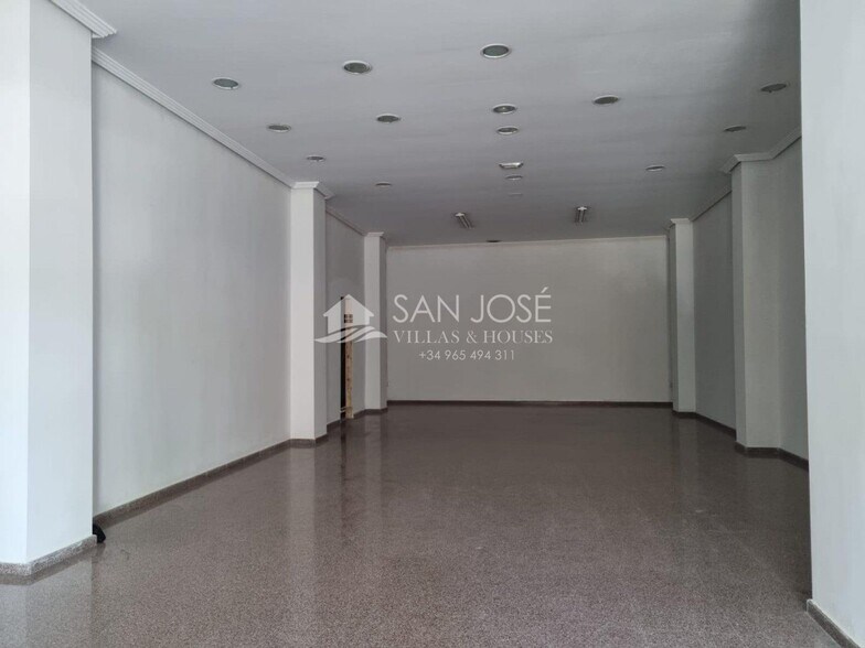 Retail in Cristina for sale - Building Photo - Image 3 of 5
