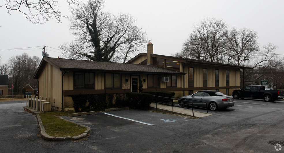 940 Roanoke Ave, Riverhead, NY for lease - Building Photo - Image 2 of 5