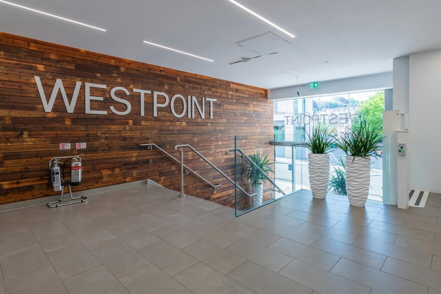 James St W, Bath for lease - Interior Photo - Image 1 of 13