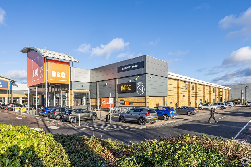 16 Crown Rd, Enfield for sale - Primary Photo - Image 1 of 1