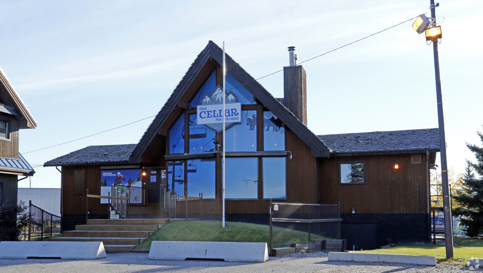 11 Bowridge Dr NW, Calgary, AB T3B 3R6