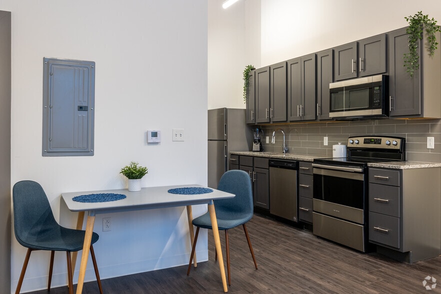 1100 N 2nd St, Leavenworth, KS for sale - Interior Photo - Image 2 of 22