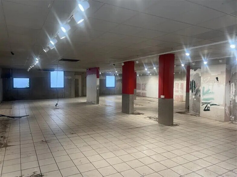 Retail in Lyon for lease - Interior Photo - Image 3 of 7