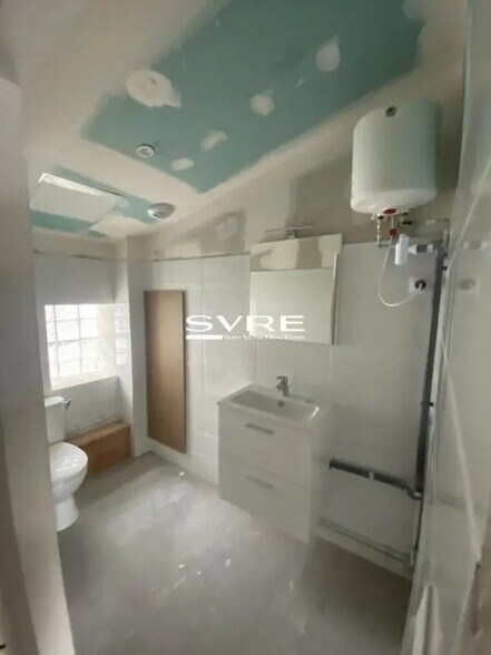 Retail in Marseille for lease - Interior Photo - Image 2 of 7