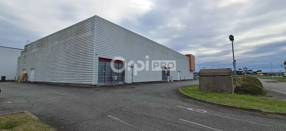 Retail in Lescar for lease - Building Photo - Image 2 of 5