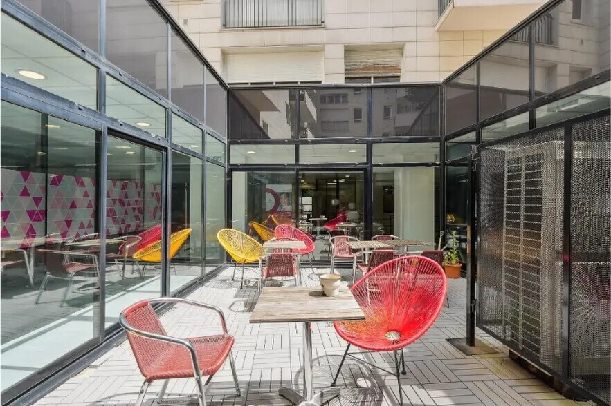 Office in Paris for lease - Building Photo - Image 3 of 11