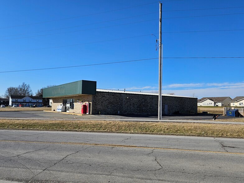 625 S Peculiar Dr, Peculiar, MO 64078 Dollar General