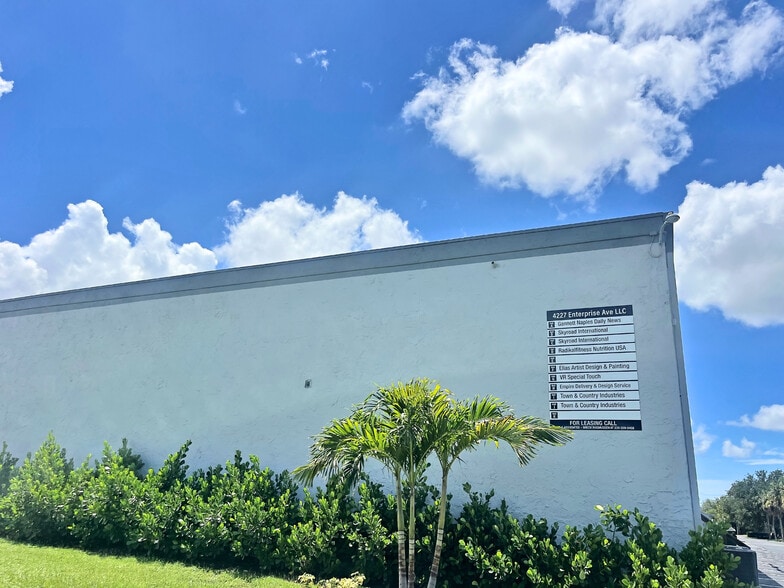 4227 Enterprise Ave, Naples, FL for lease - Building Photo - Image 3 of 3