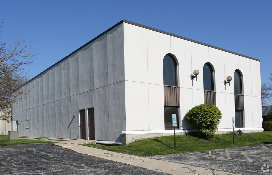 5 E College Dr, Arlington Heights, IL for lease - Building Photo - Image 2 of 3