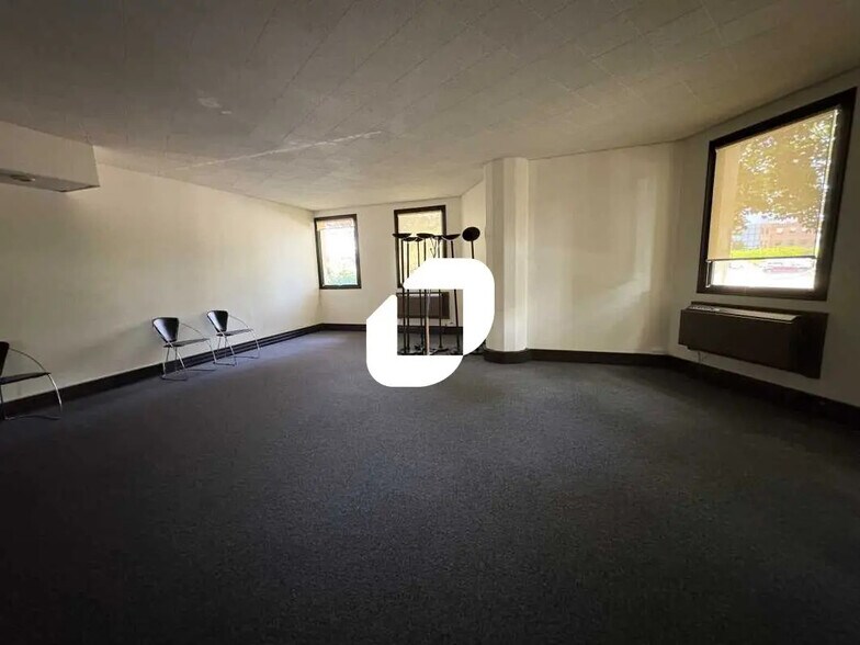 Office in Saint-Aubin for lease - Interior Photo - Image 3 of 17