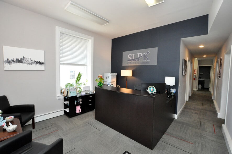 119-123 E Main St, Moorestown, NJ for lease - Lobby - Image 3 of 15