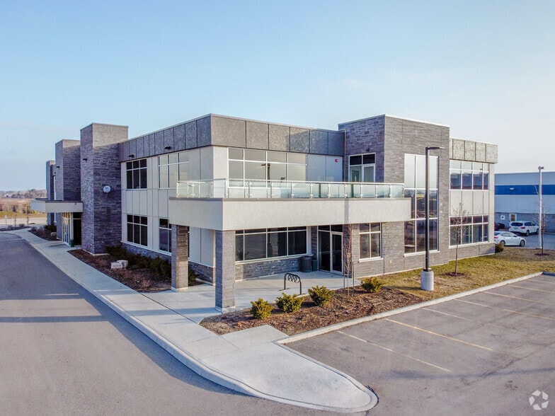 550 Bingemans Centre Dr, Kitchener, ON for sale - Building Photo - Image 1 of 1