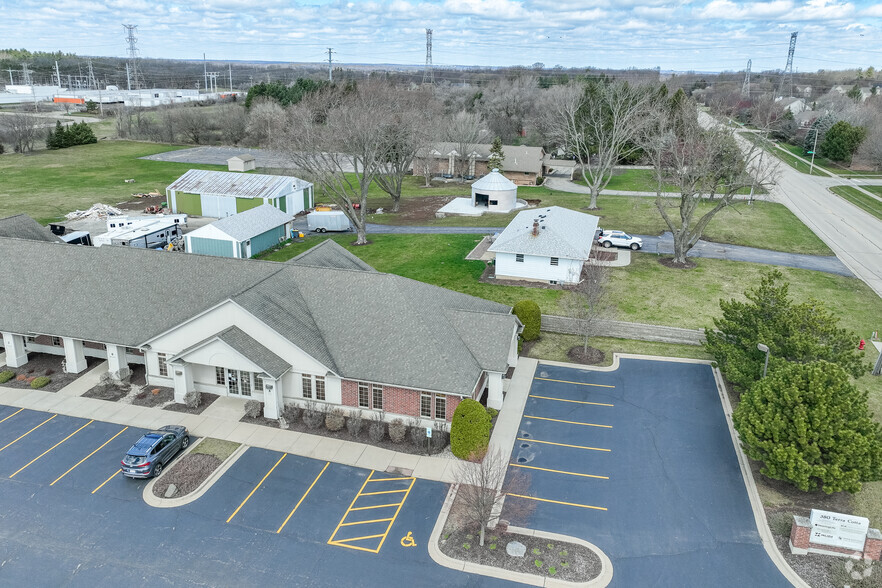 380 N Terra Cotta Rd, Crystal Lake, IL for lease - Building Photo - Image 1 of 6