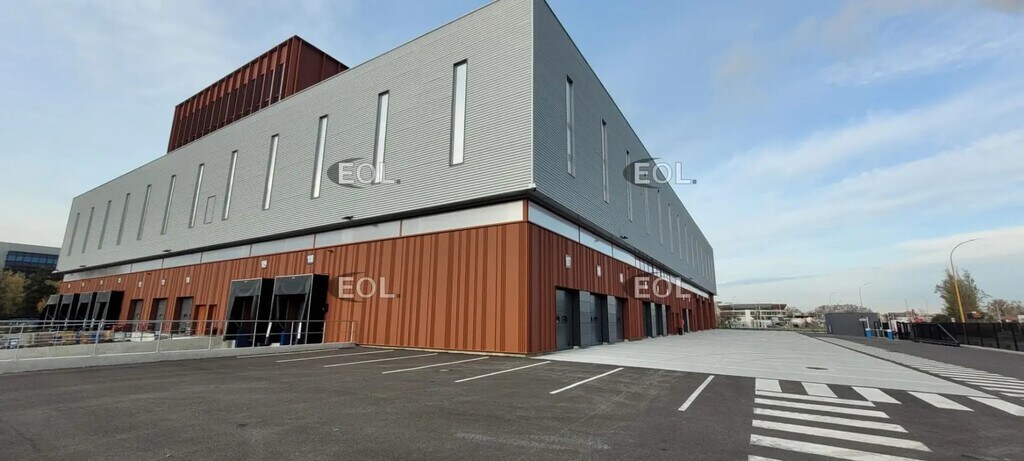 Location Entrepôt 1 877 m² - Photo 1