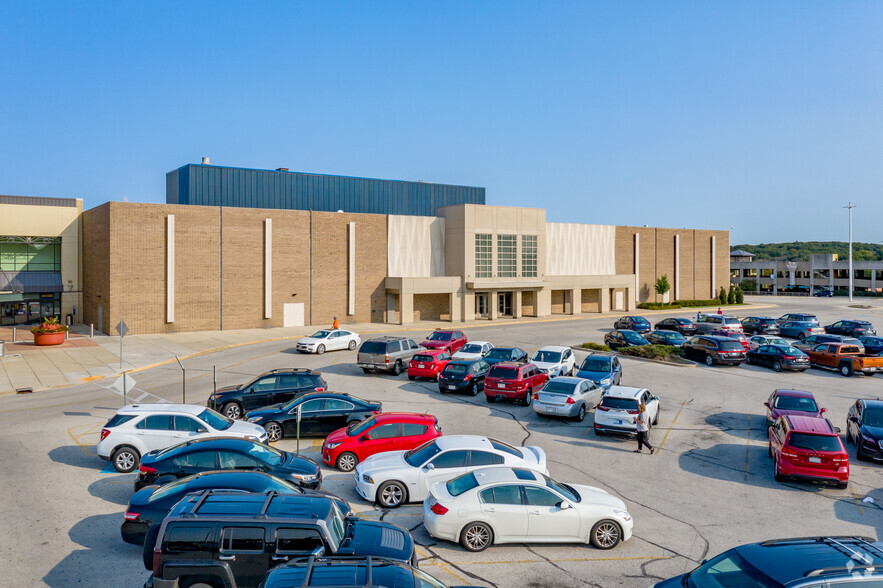 2400 N Mayfair Rd, Wauwatosa, WI for sale - Primary Photo - Image 1 of 1