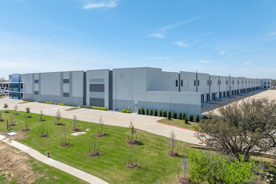 1600 S Great Southwest Pky, Grand Prairie, TX for lease - Building Photo - Image 2 of 4