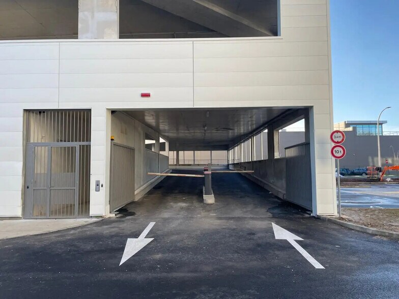 Office in Nanterre for lease - Building Photo - Image 2 of 12