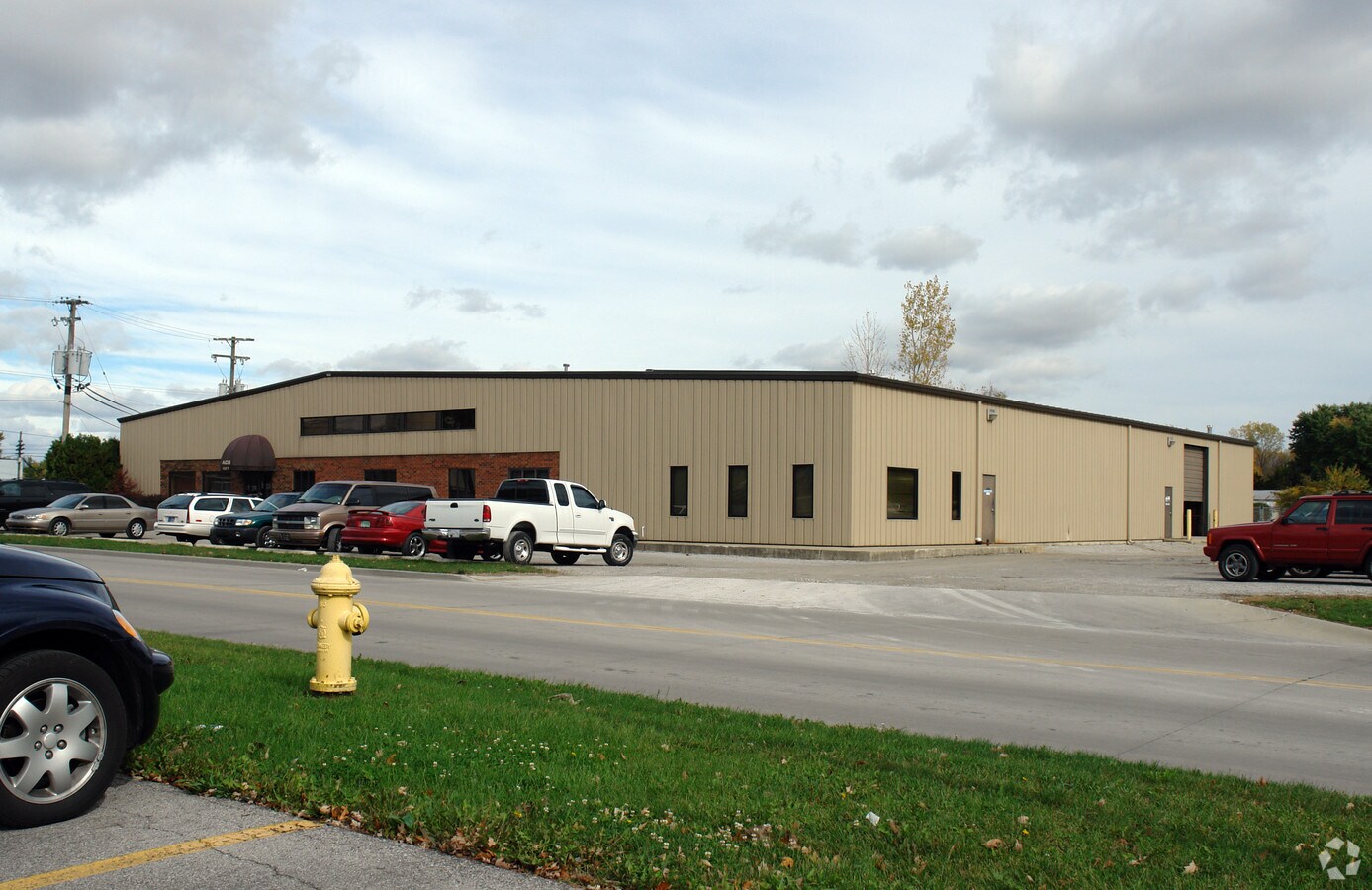 627 Hartzell Rd, New Haven, IN 46774