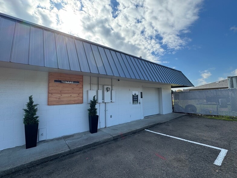 1800 NE Highway 99W, Mcminnville, OR for lease - Building Photo - Image 1 of 8