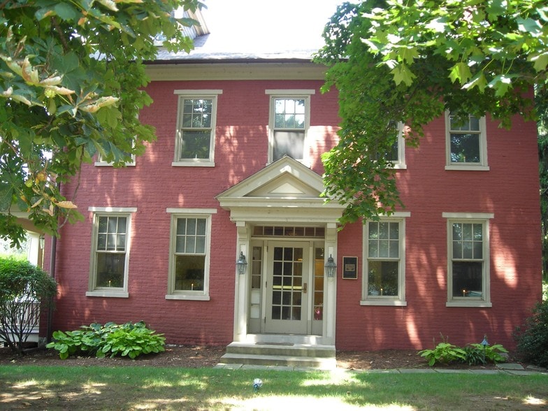 405 E Chocolate Ave, Hershey, PA for lease - Building Photo - Image 2 of 9