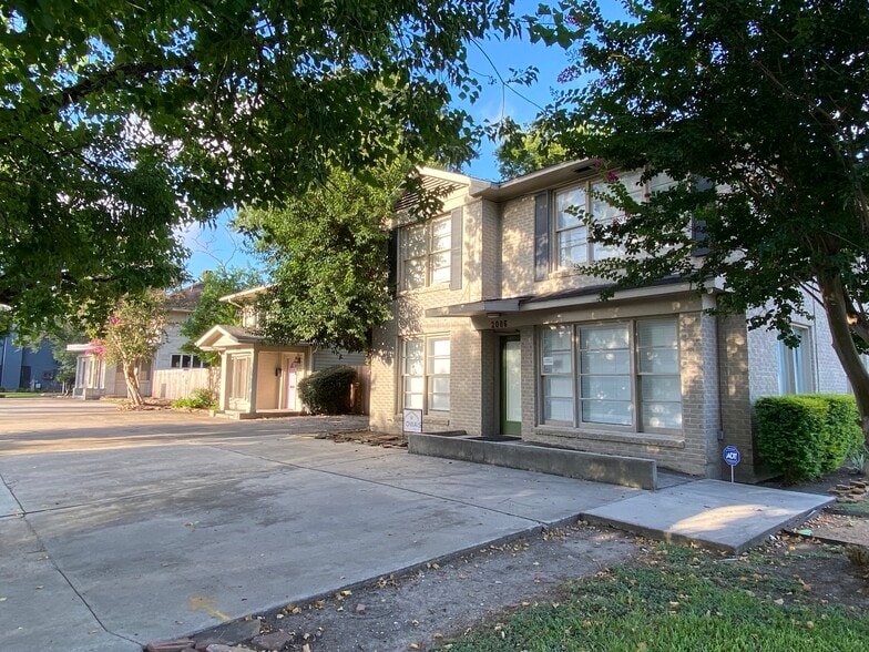 2006 Commonwealth Dr, Houston, TX for sale - Building Photo - Image 3 of 15