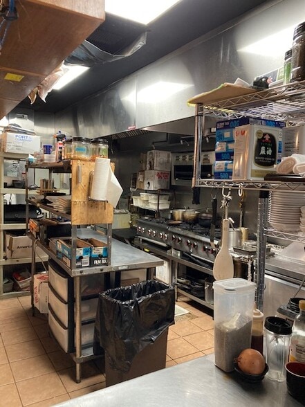 1111 Mccully St, Honolulu, HI for lease - Building Photo - Image 3 of 7