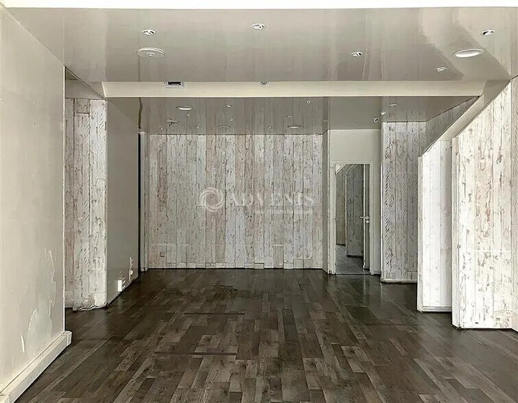 Retail in Bourges for lease - Interior Photo - Image 1 of 2