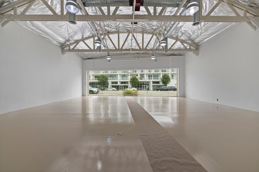 11807 Santa Monica Blvd, Los Angeles, CA for lease - Interior Photo - Image 2 of 28