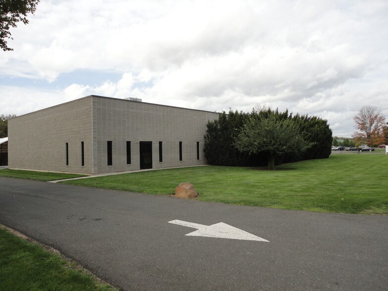 145 W Dudley Town Rd, Bloomfield, CT for sale - Building Photo - Image 1 of 1