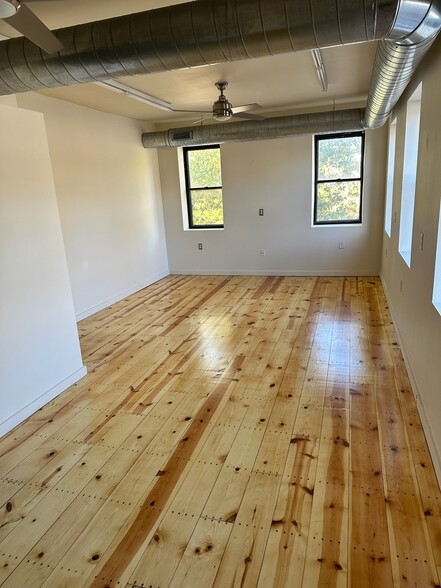 6415 N Ravenswood Ave, Chicago, IL for lease - Interior Photo - Image 2 of 15